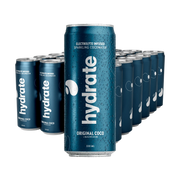 24 x Hydrate 330 ml Original Coco tummansinisissä tölkeissä, joissa on valkoinen teksti ja raikastavia vesipisaroita.