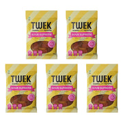 Viisi pussia 5 x Tweek Sweets 80 g Sour Supreme -karkkeja kelta-valkoraitaisella kuviolla ja pinkeillä yksityiskohdilla.