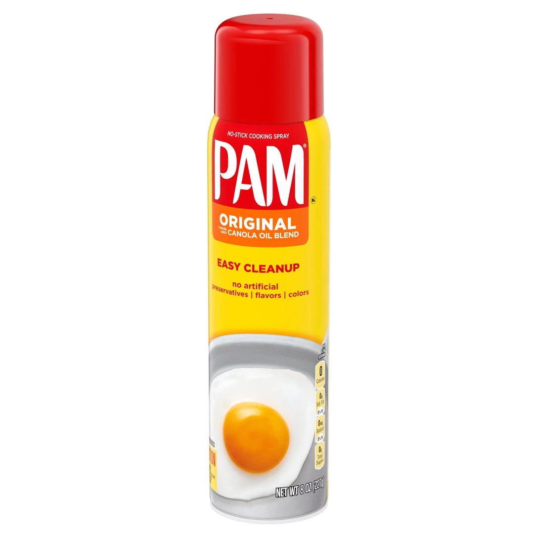 Pam Cooking Spray 170 g kelta-punaisessa suihkepullossa, jossa on paistetun kananmunan kuva pannulla.