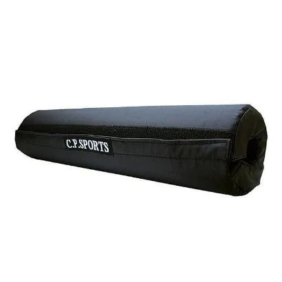 Musta, kestävästä nailonista valmistettu C.P. Sports Barbell Squat Pad 10 cm -niskasuoja tarrakiinnityksellä.