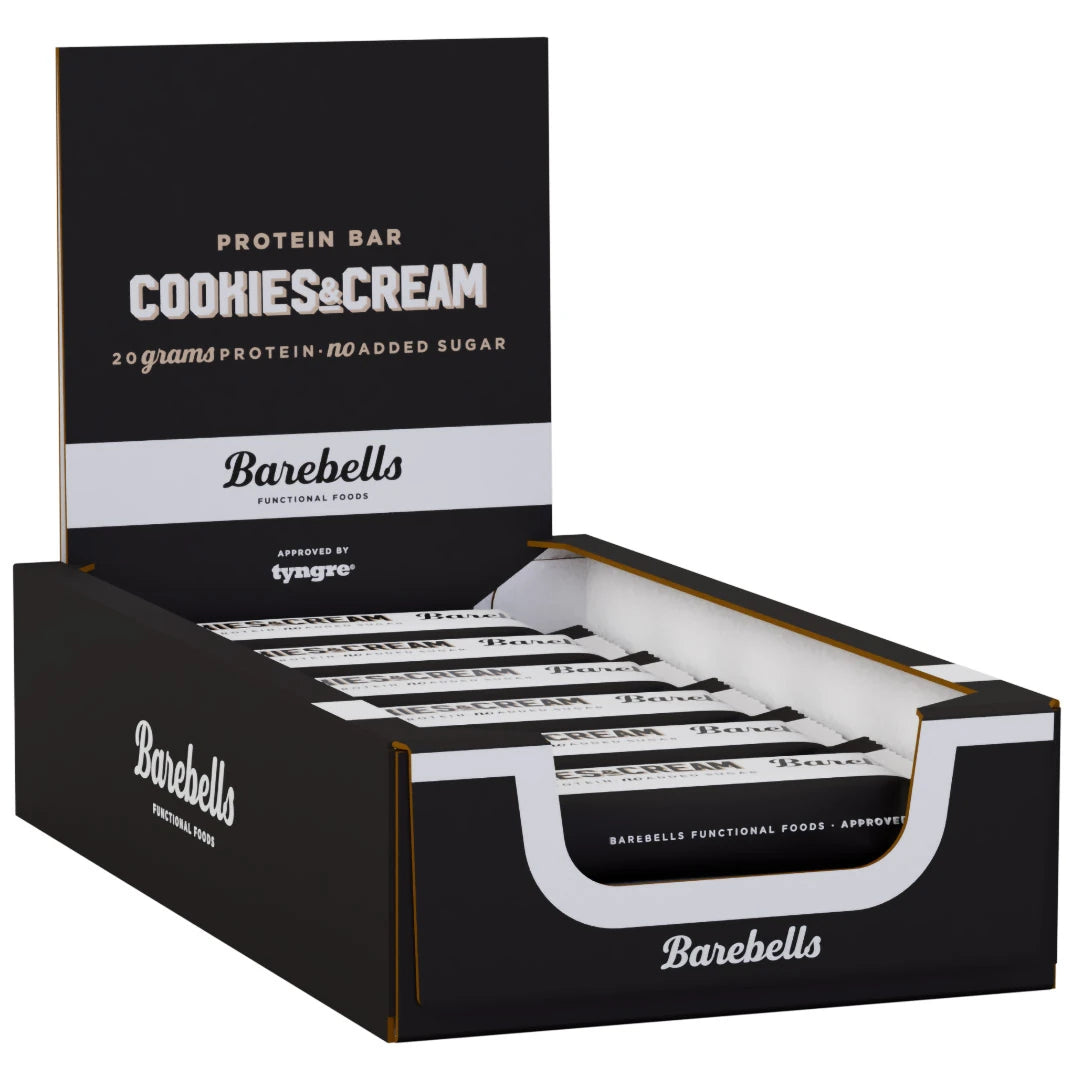 12 x Barebells Protein Bar 55 g Cookies &amp; Cream mustavalkoisessa esittelylaatikossa täynnä proteiinipatukoita., kuva 1/1