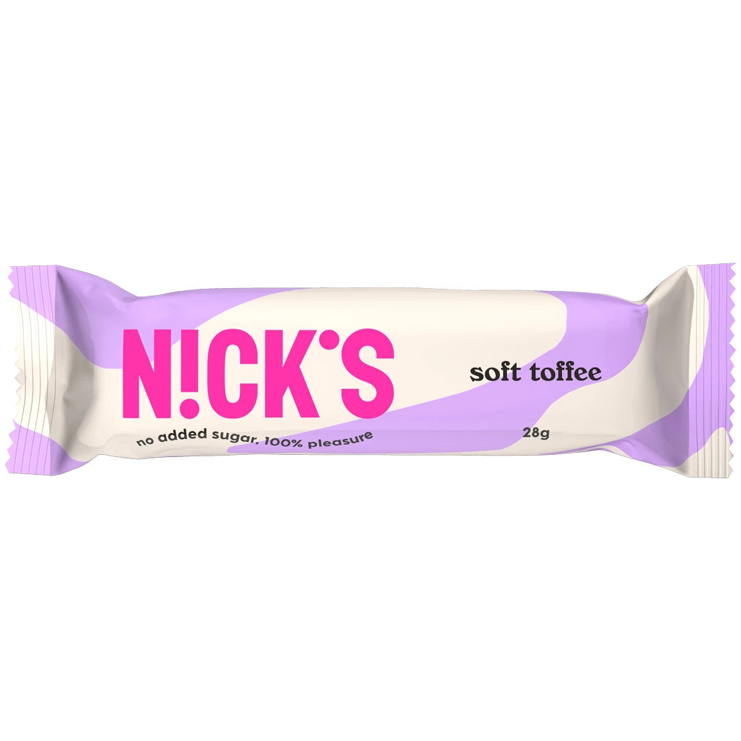 Nicks Soft Toffee 28 g -suklaapatukka ilman lisättyä sokeria valko-lilassa pakkauksessa vaaleanpunaisella logolla., kuva 1/1