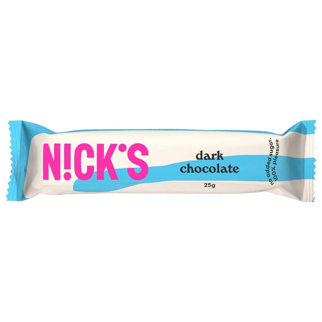 Nicks Dark Chocolate 25 g -suklaapatukka valkoisessa kääreessä, jossa on vaaleansinisiä raitoja ja pinkki logo., kuva 1/1