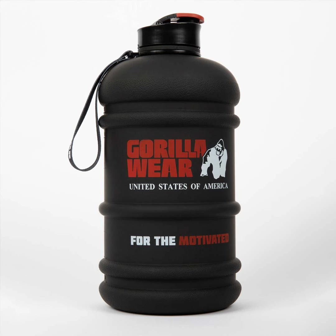 Gorilla Wear Water Jug 2.2 L, musta vesipullo punaisella logolla, kantohihnalla ja flip-korkilla., kuva 1/1