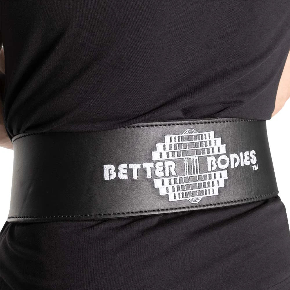 Better Bodies BB Lifting Belt Black, musta nahkainen treenivyö valkoisella brodeeratulla logolla puettuna vyötärölle., kuva 1/2