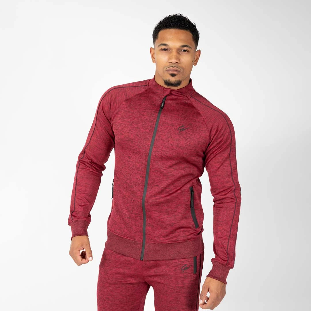Gorilla Wear Wenden Track Jacket Burgundy Red, joustava viininpunainen treenitakki mustilla yksityiskohdilla mallin yllä.