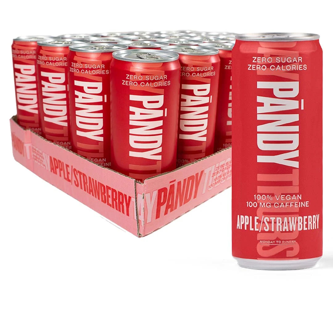 24 x Pändy Soda Energy Drink 330 ml Apple Strawberry vaaleanpunaisella lavalla, joka on täynnä punaisia tölkkejä.