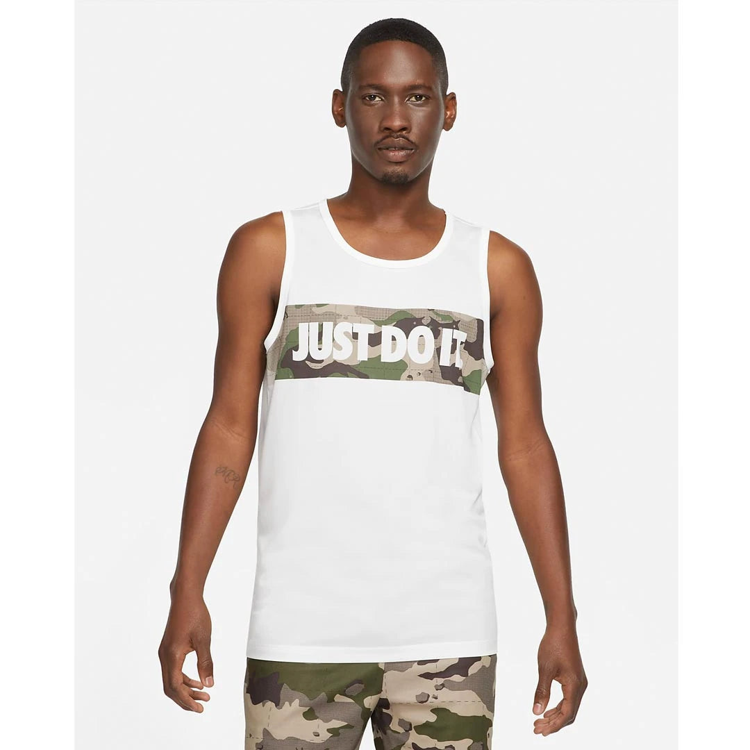 Nike Dri-FIT Tank Top White, valkoinen polyesterinen treenitoppi, jonka rinnassa on Just Do It -logo maastokuvioisella taustalla.