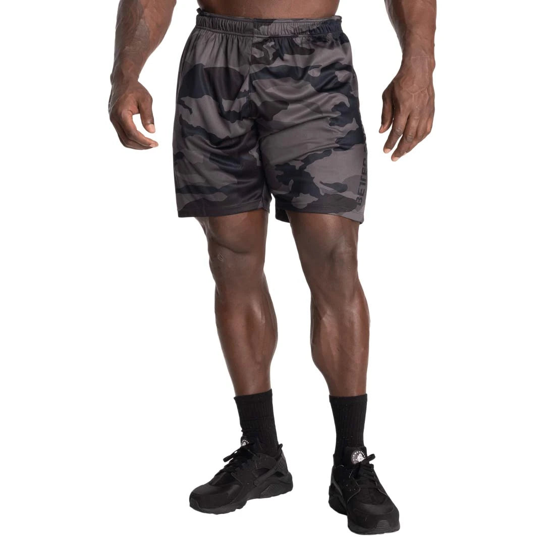 Better Bodies Loose Function Shorts Dark Camo, tumman maastokuvioiset treenishortsit rennolla istuvuudella mallin yllä., kuva 2/6