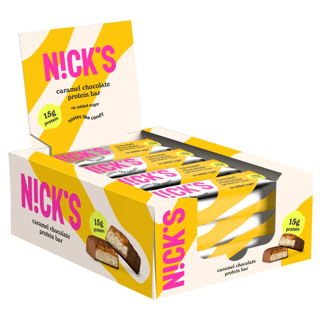 12 x NICKS Soft bar 50 g Caramel Chocolate kelta-valkoisessa pakkauksessa, jossa on proteiinipatukoita., kuva 1/1