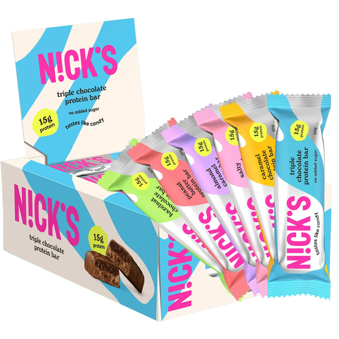 12 x NICKS Soft Bar MIX 50 g valko-sinisessä laatikossa, jossa on värikkäitä proteiinipatukoita eri mauissa.
