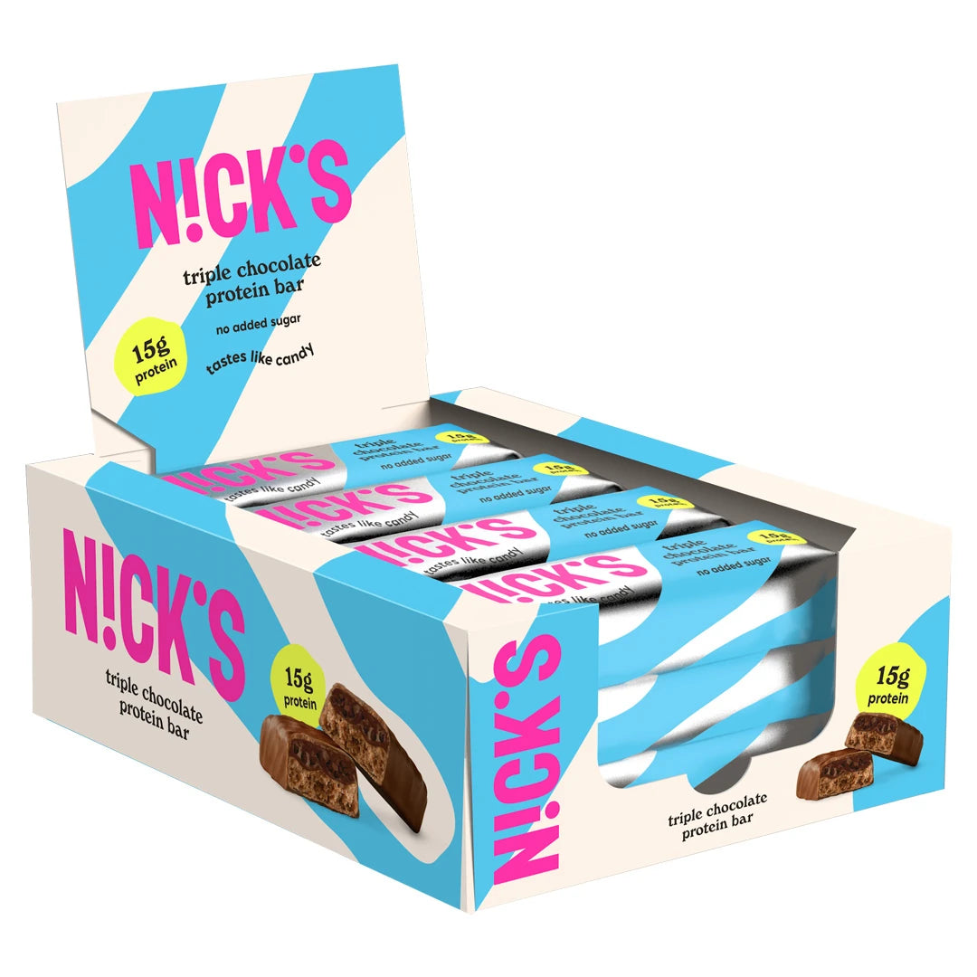 12 x NICKS Soft bar 50 g Triple Chocolate SUPER DEAL valko-sinisessä laatikossa, jossa vaaleanpunaista tekstiä ja joka on täytetty proteiinipatukoilla., kuva 1/1