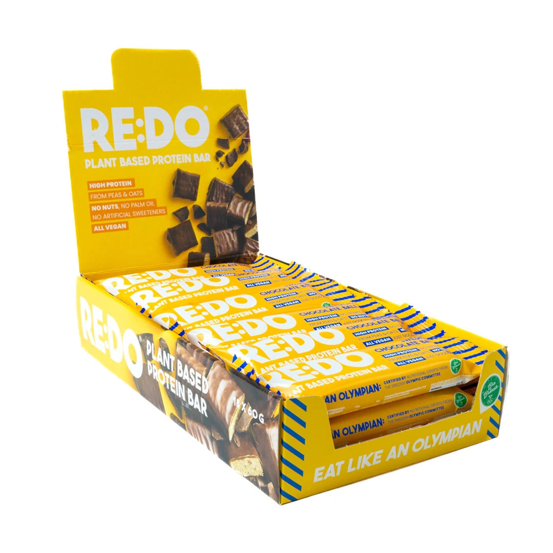 18 x REDO Bar 60 g Swedish Chocolate Ball i en gul displaykartong med veganska proteinbars i chokladbollssmak., bild 1 av 1