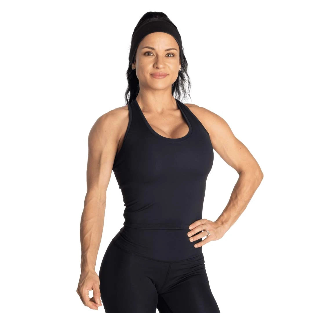 Better Bodies Core Crop T-back Black on musta, croppattu treenitoppi naismallin yllä., kuva 2/5
