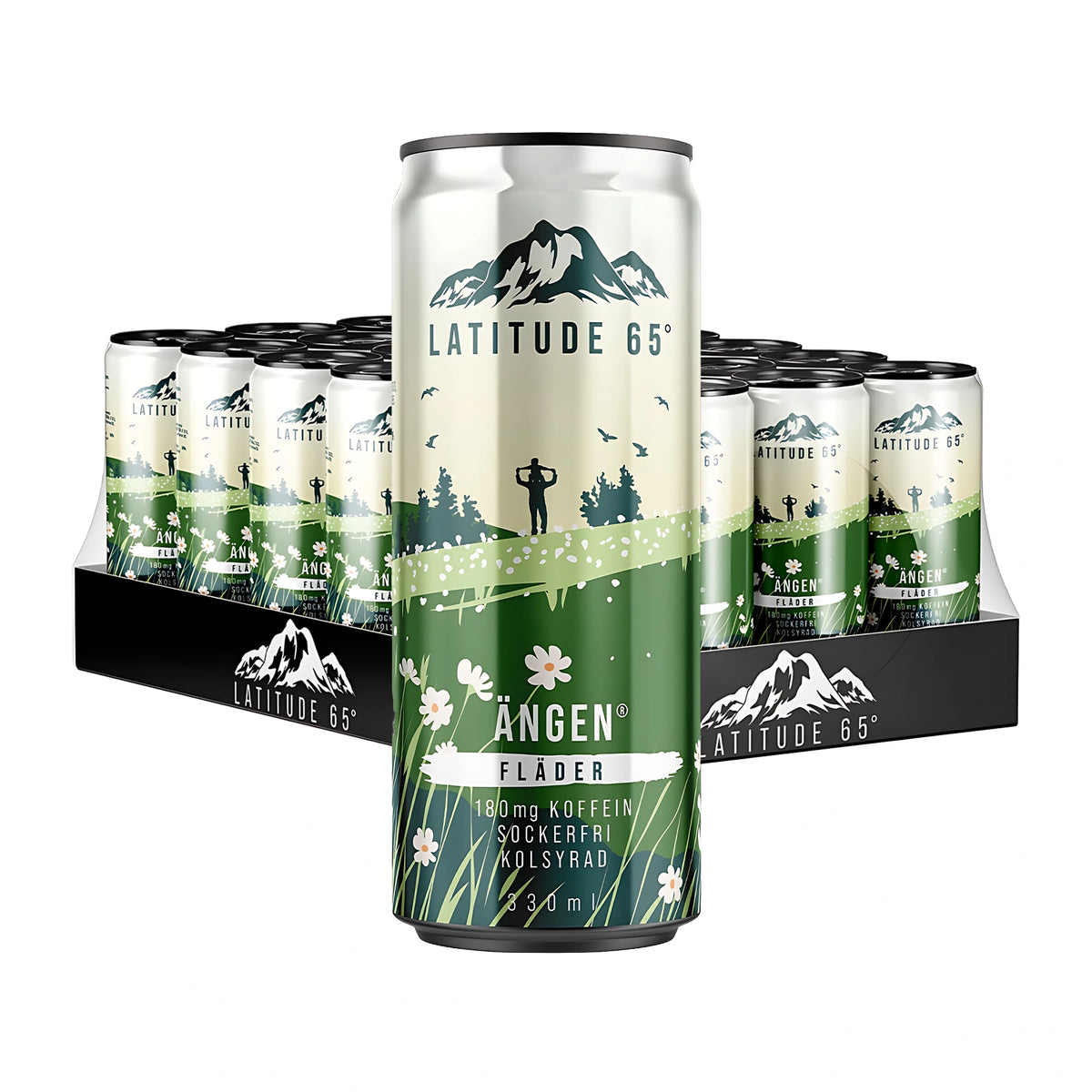 24 x Latitude 65 330 ml Ängen - Fläder 24 tölkin lavassa, etualalla pystyssä oleva tölkki vihreä-valkoisella luontokuviolla.