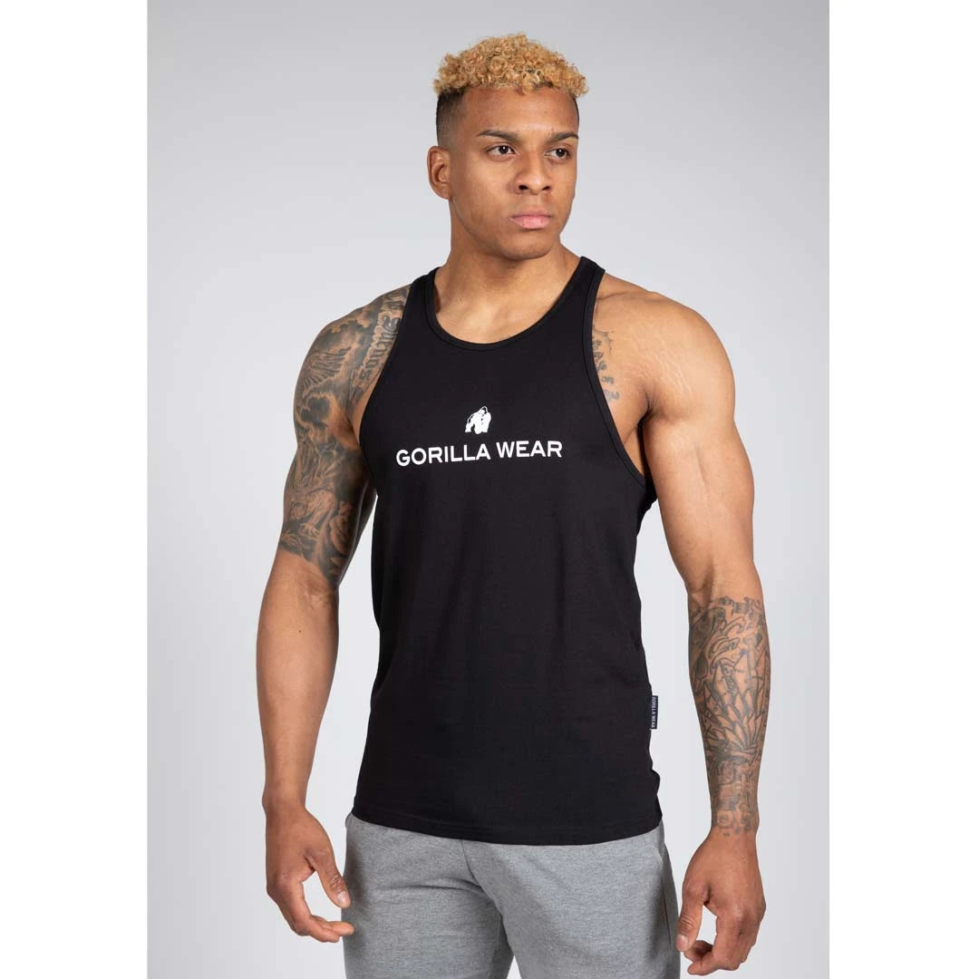 Gorilla Wear Carter Stretch Tank Top Black, musta joustava puuvillahihaton valkoisella logolla miehen yllä., kuva 6/8