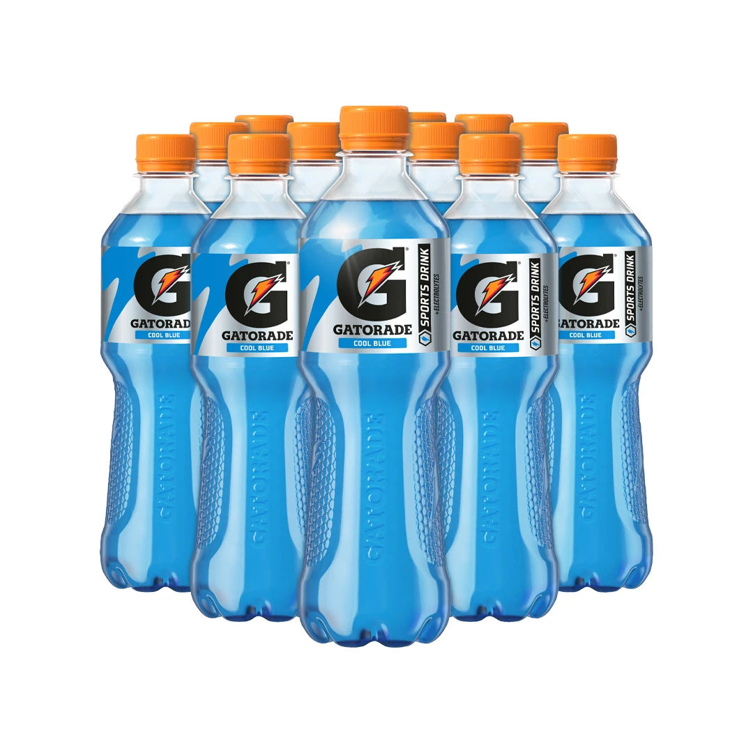 12 x Gatorade 500 ml Cool Blue -urheilujuoma läpinäkyvissä muovipulloissa, joissa on sinistä nestettä ja oranssi korkki., kuva 1/1