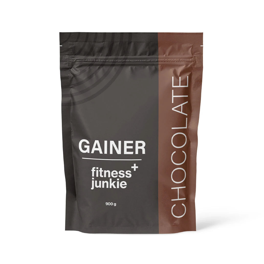 fitnessjunkie Gainer 900 g tummanharmaassa ja ruskeassa pussissa, makuna Chocolate.