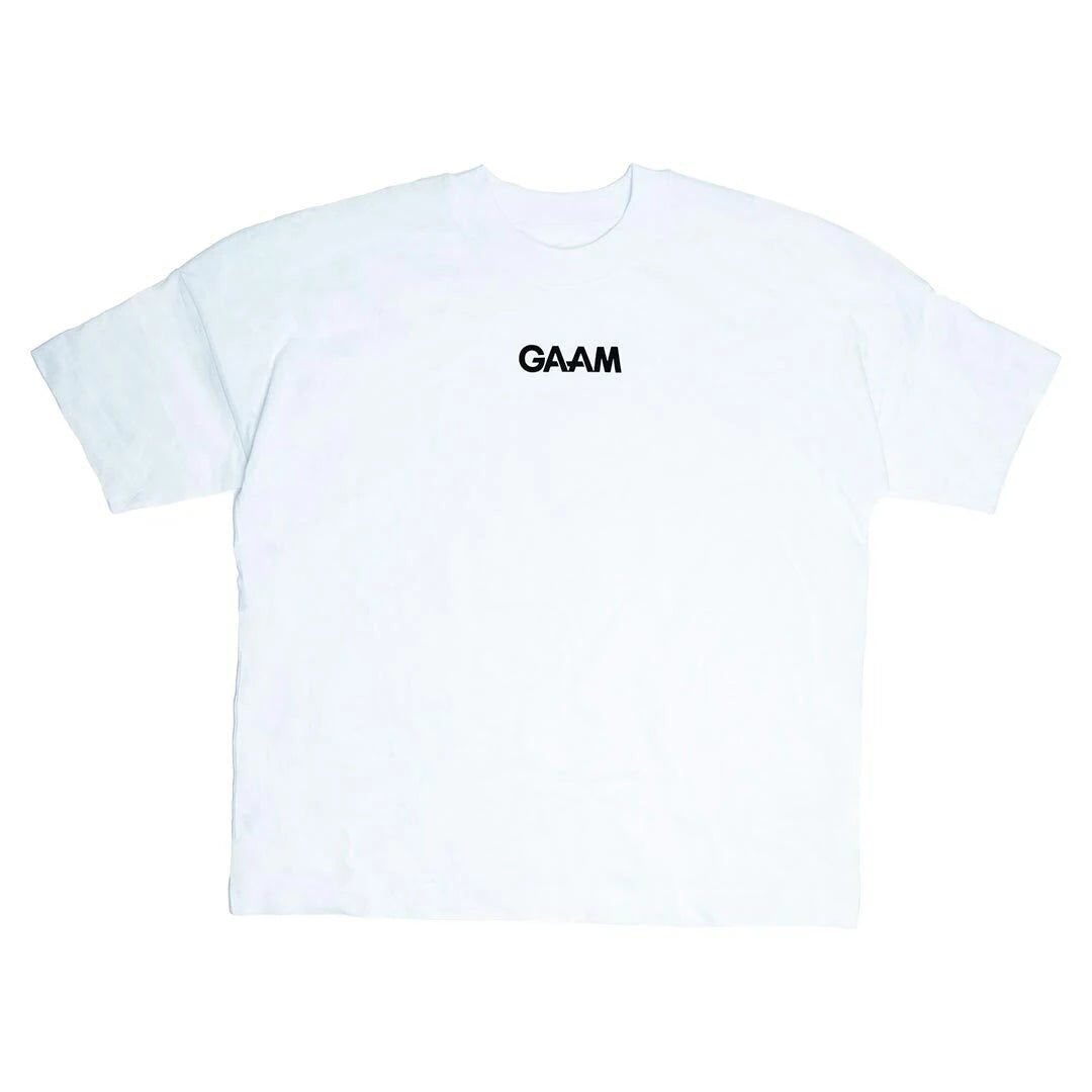 GAAM Oversize T-shirt White on 100 % puuvillainen paita, jossa on musta logo rinnan keskellä.