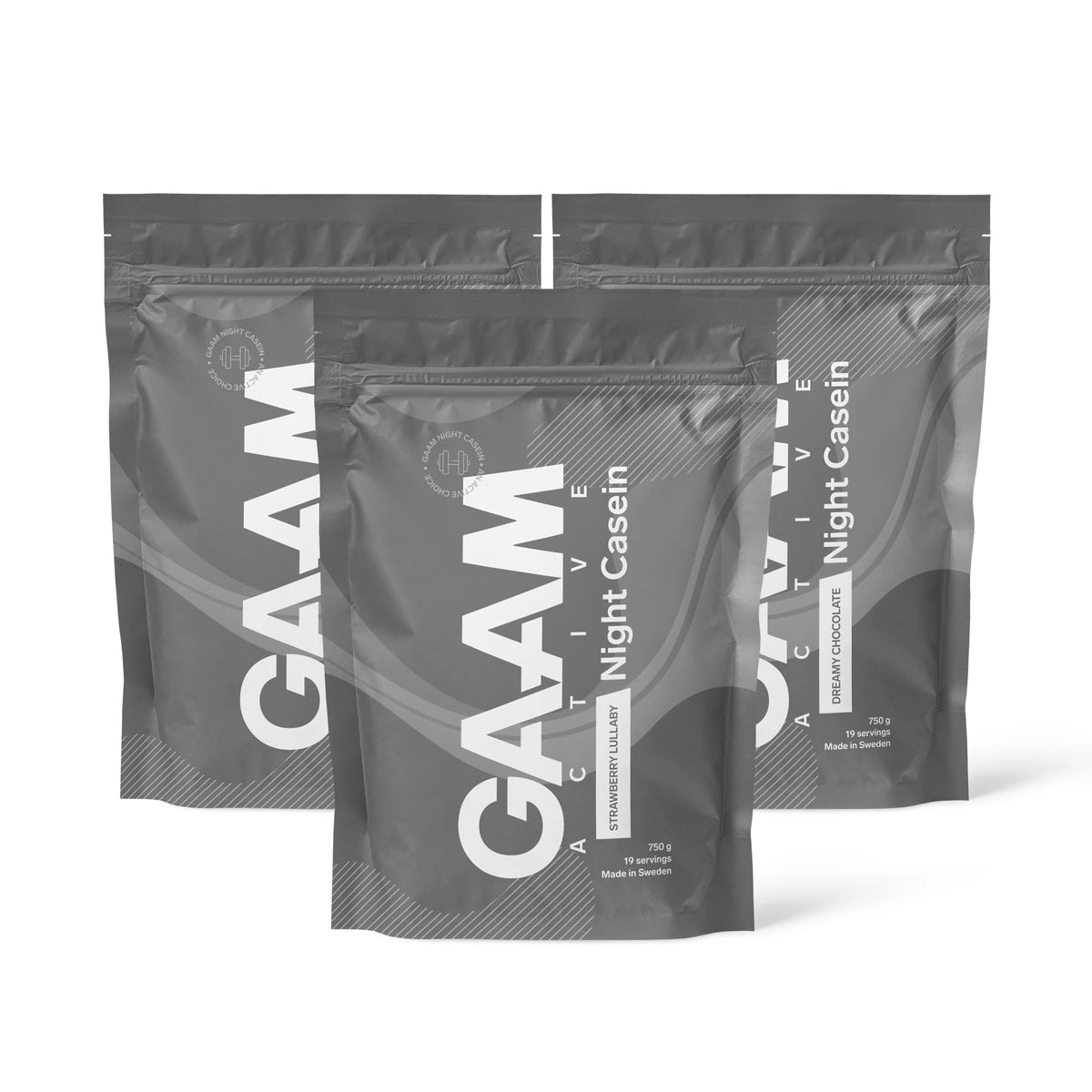 3 x GAAM Active Night Casein 750 g i tre mörkgrå påsar omgivna av färska jordgubbar, choklad och vanilj., bild 1 av 1