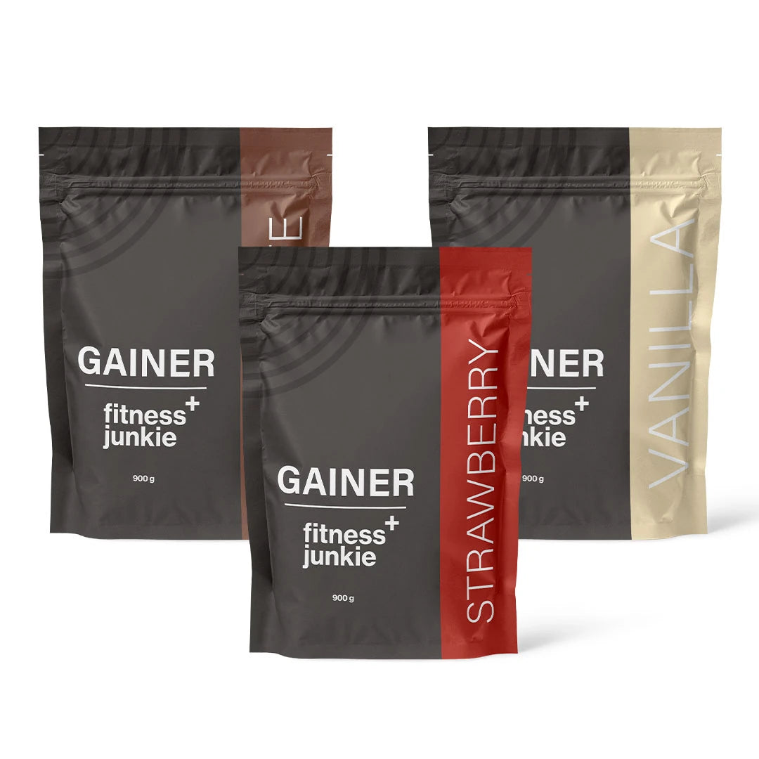 3 x fitnessjunkie Gainer 900 g mustissa pusseissa, joiden yksityiskohdat viittaavat suklaa-, mansikka- ja vaniljamakuihin., kuva 1/1