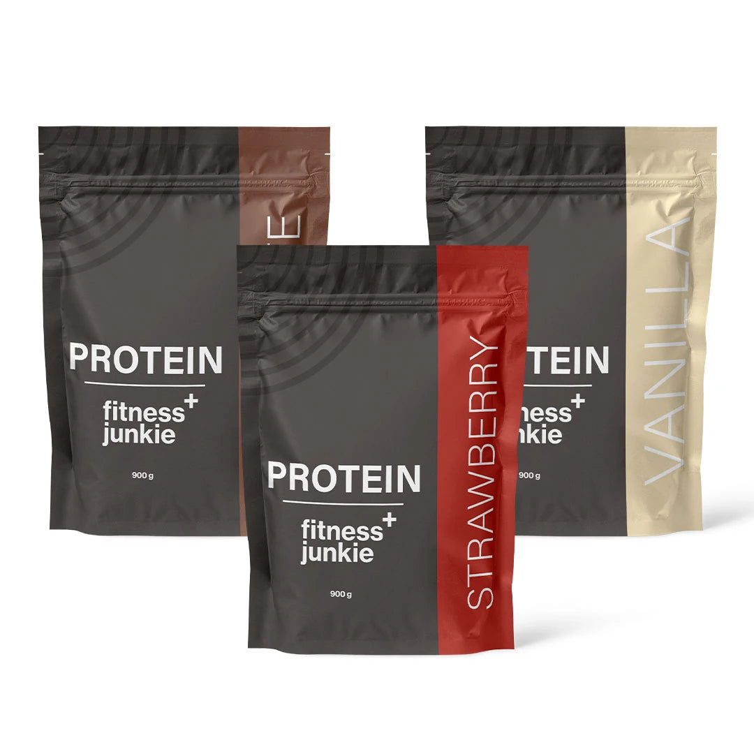 3 x fitnessjunkie Protein 900 g -heraproteiini kolmessa mustassa pussissa ruskein, punaisin ja beigein yksityiskohdin., kuva 1/1