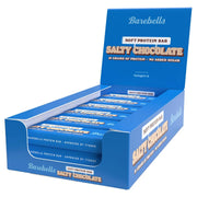 12 x Barebells Soft Protein Bar 55 g Salty Chocolate i en blå displaylåda med vita och bruna detaljer.