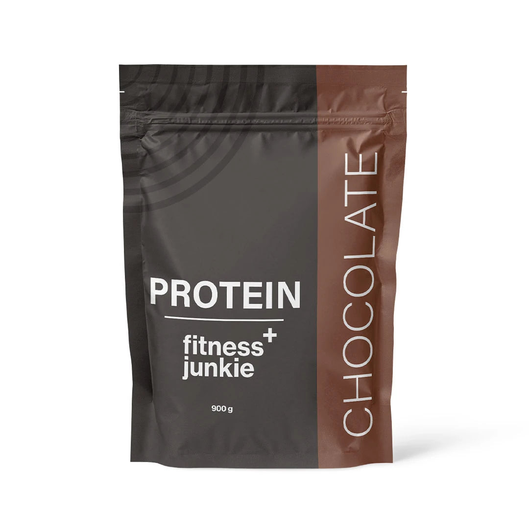 fitnessjunkie Protein 900 g -proteiinijauhe tummanharmaassa ja ruskeassa pussissa, makuna Chocolate.