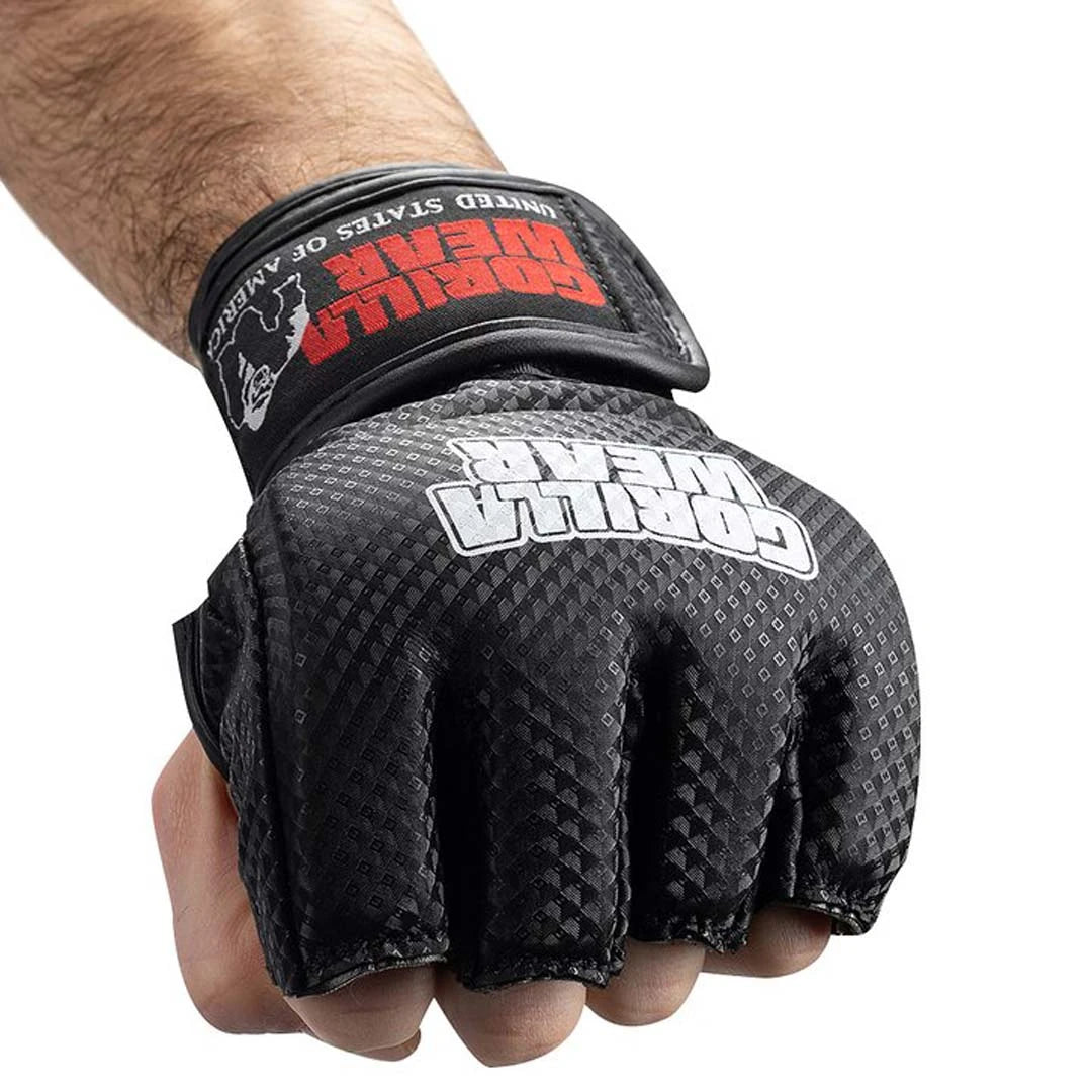 Musta, hiilikuitukuvioitu Gorilla Wear Berea MMA Gloves (without thumb) Black & White -hanska puristetussa nyrkissä.