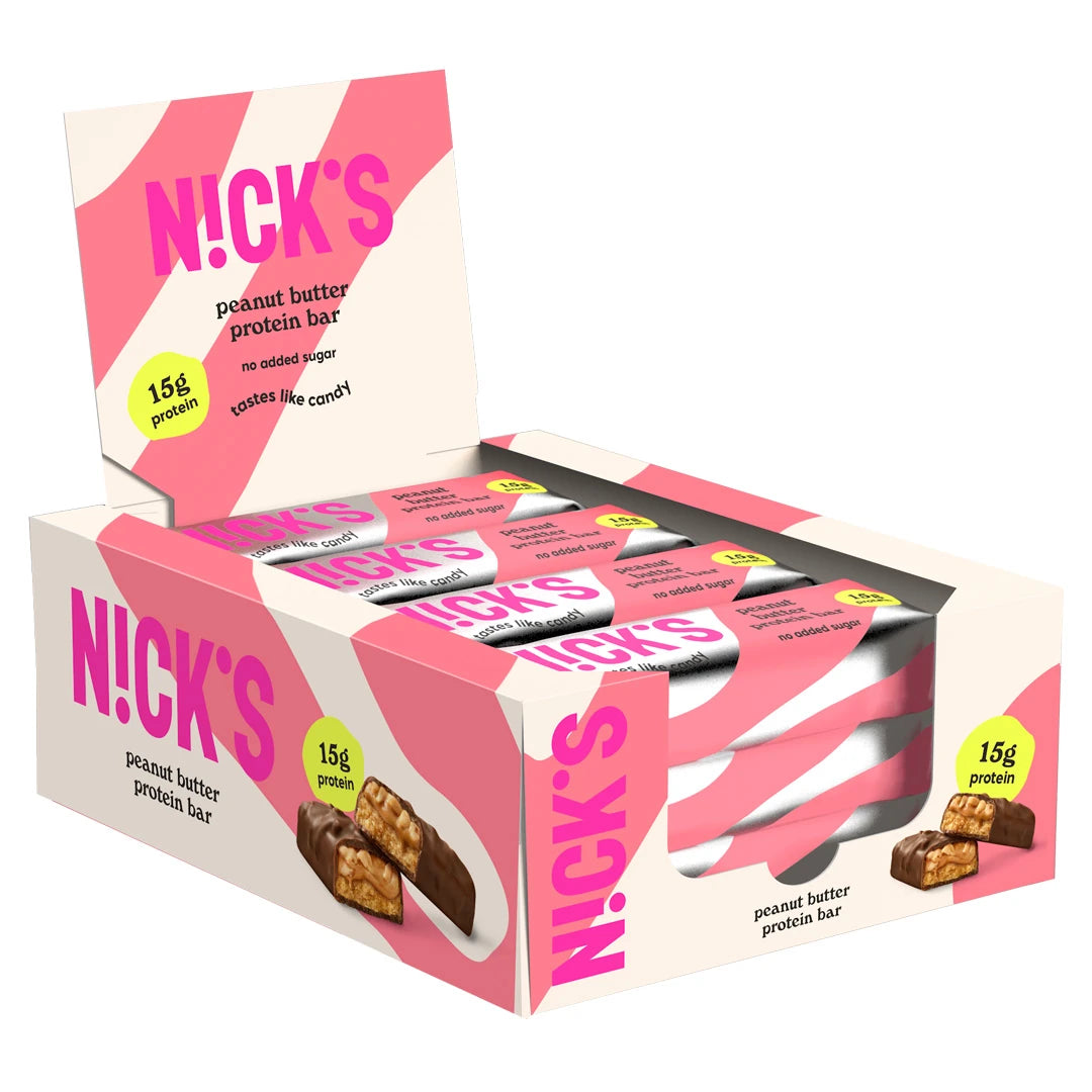 12 x NICKS Soft bar 50 g Peanut Butter vaaleanpunavalkoisessa laatikossa täynnä samanmakuisia proteiinipatukoita.