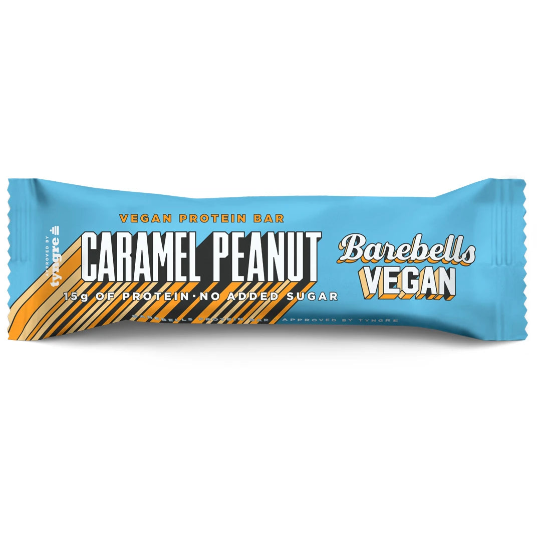 Barebells Vegan Protein Bar 55 g vaaleansinisessä pakkauksessa oransseilla yksityiskohdilla, makuna Caramel Peanut., kuva 1/2