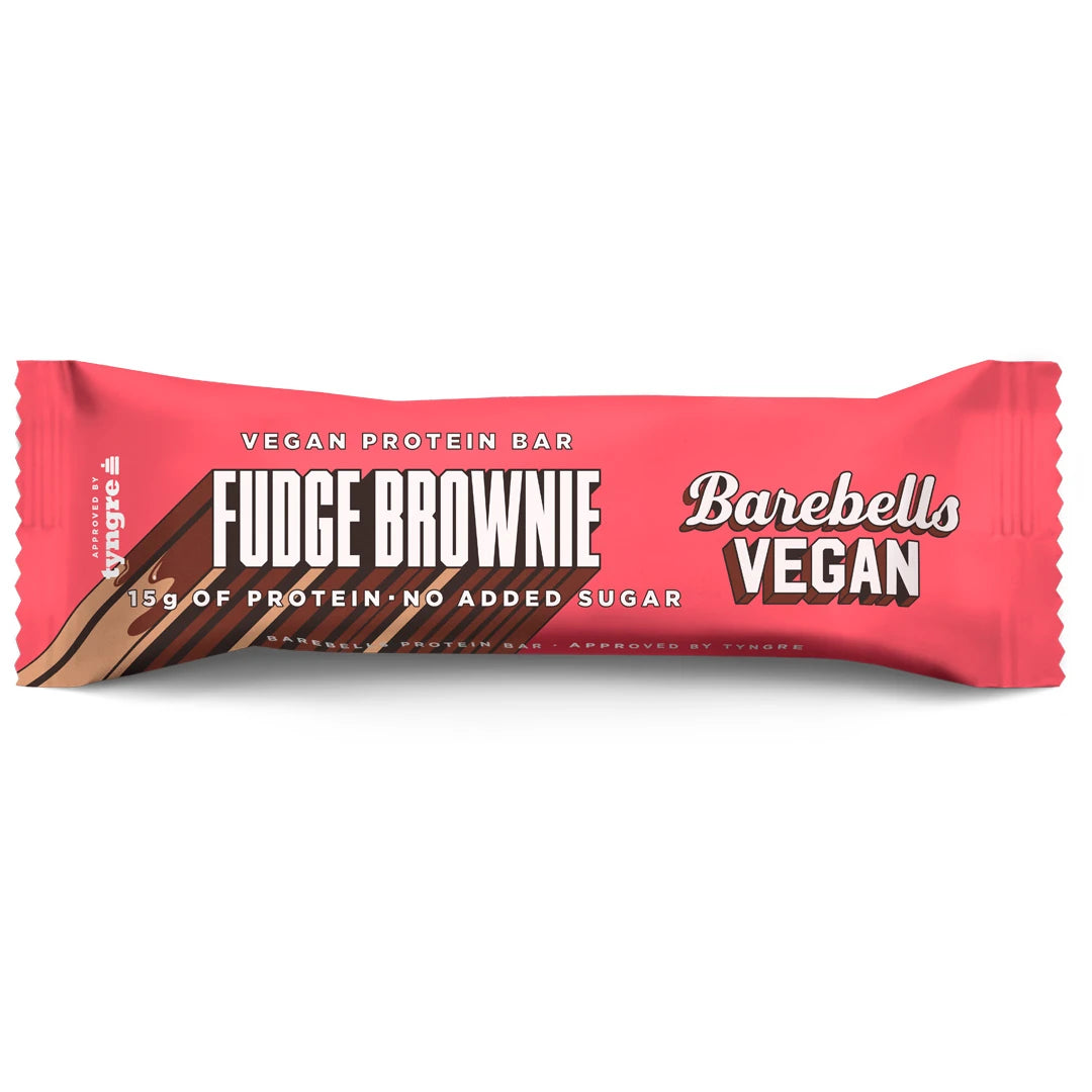 Barebells Vegan Protein Bar 55 g vaaleanpunaisessa pakkauksessa ruskeilla yksityiskohdilla, makuna Fudge Brownie.