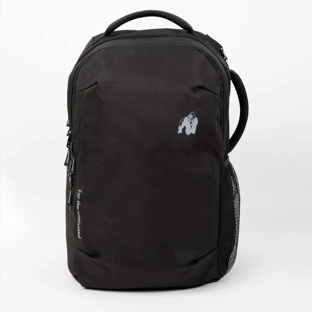 Musta Gorilla Wear Akron Backpack Black -treenireppu harmaalla logolla ja sivuverkkotaskulla.