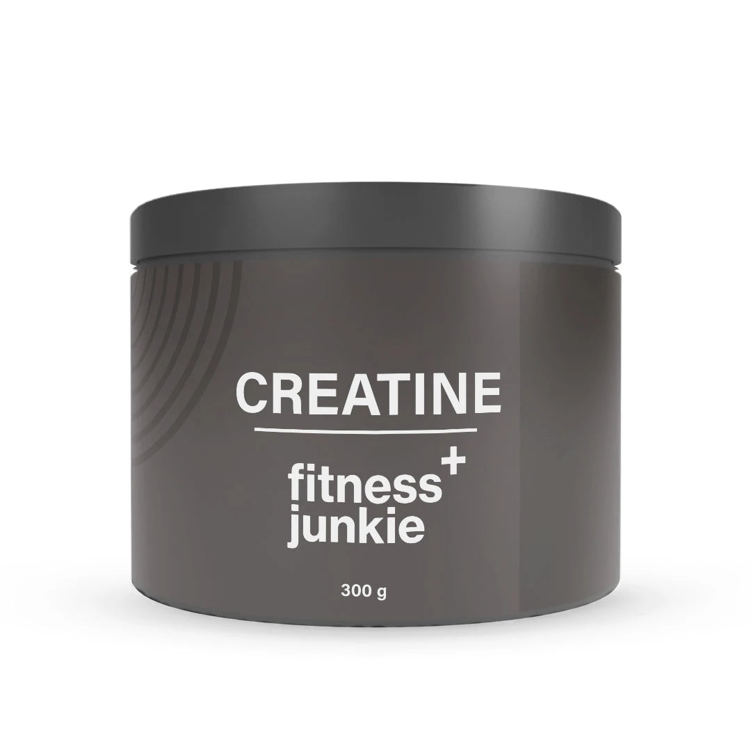 fitnessjunkie Creatine 300 g -kreatiinijauhe tummanharmaassa purkissa, jossa on musta kansi ja valkoinen teksti., kuva 1/1