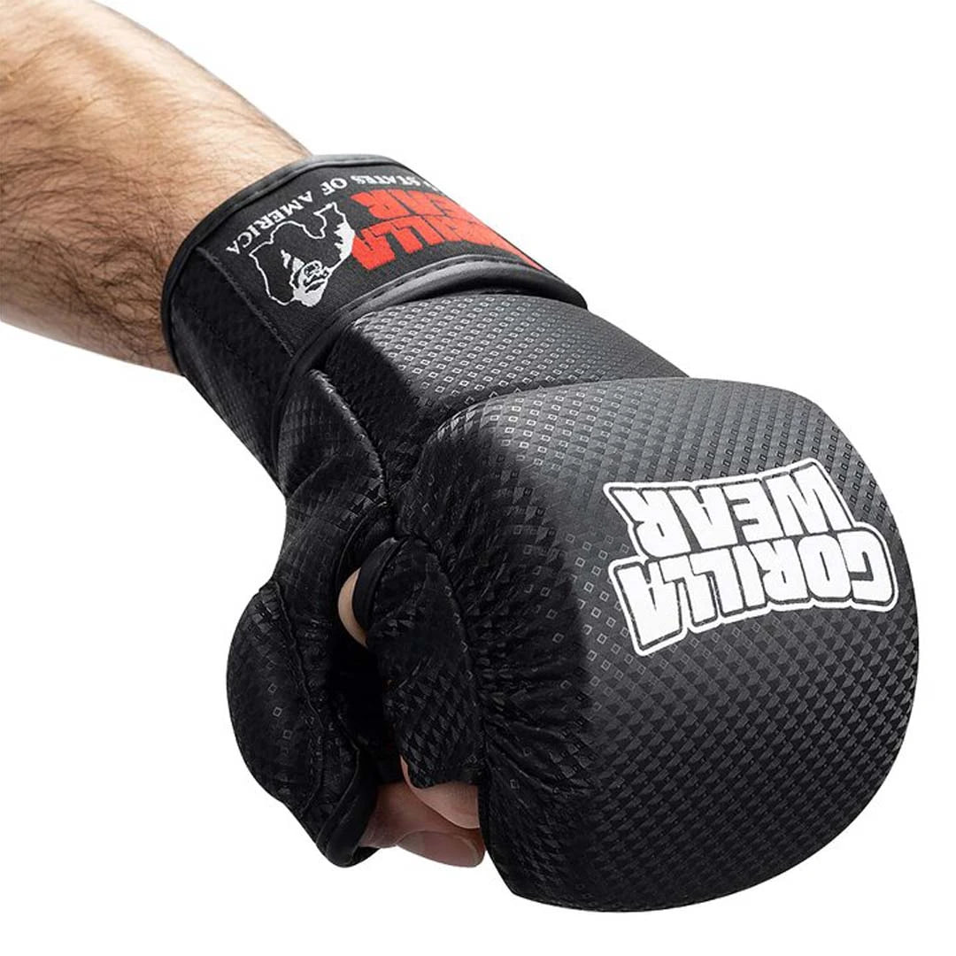 Musta Gorilla Wear Ely MMA Sparring Gloves Black & White -hanska hiilikuitukuvioinnilla ja valkoisella logolla kädessä.