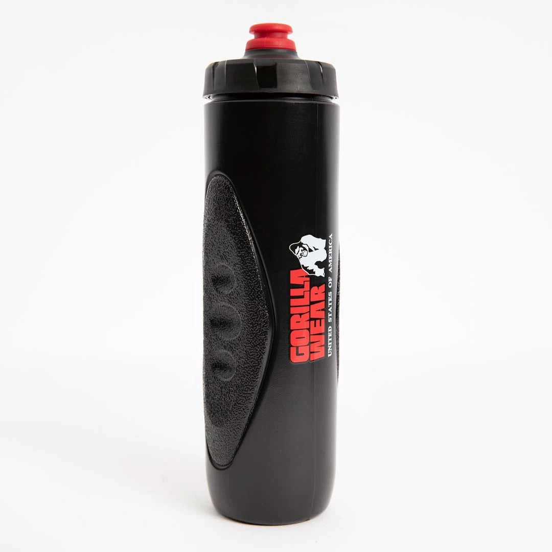 Musta Gorilla Wear Grip Sports Bottle 750 ml muovipullo pitävällä pinnalla ja punaisella yksityiskohdalla korkissa., kuva 1/1