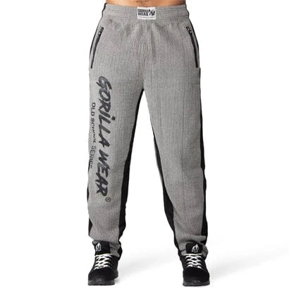 Gorilla Wear Augustine Old School Pants Grey, harmaat seersucker-treenihousut mustilla paneeleilla ja logolla lahkeessa., kuva 3/4