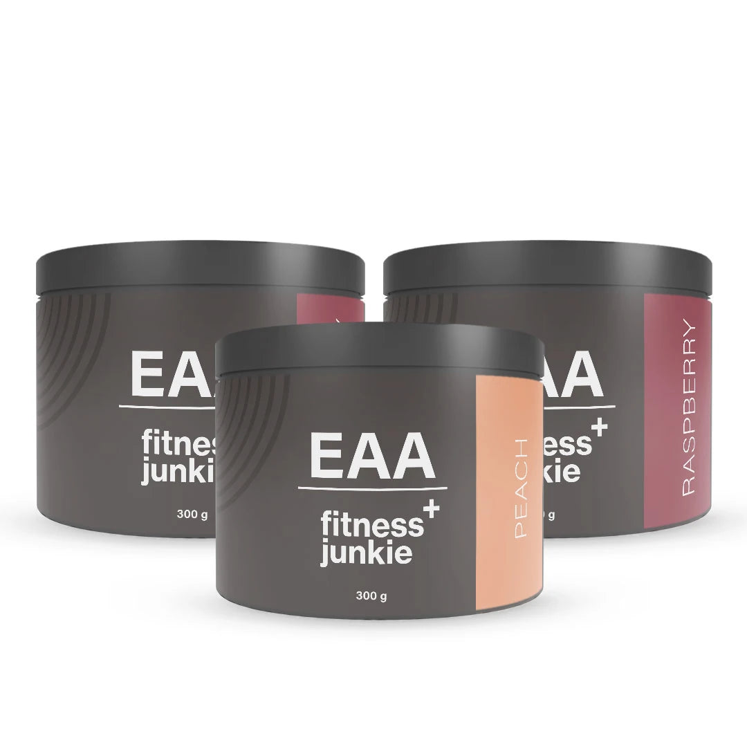 3 x Fitnessjunkie EAA 300 g -aminohappoja kolmessa tummanharmaassa purkissa väriyksityiskohdin (Peach ja Raspberry).
