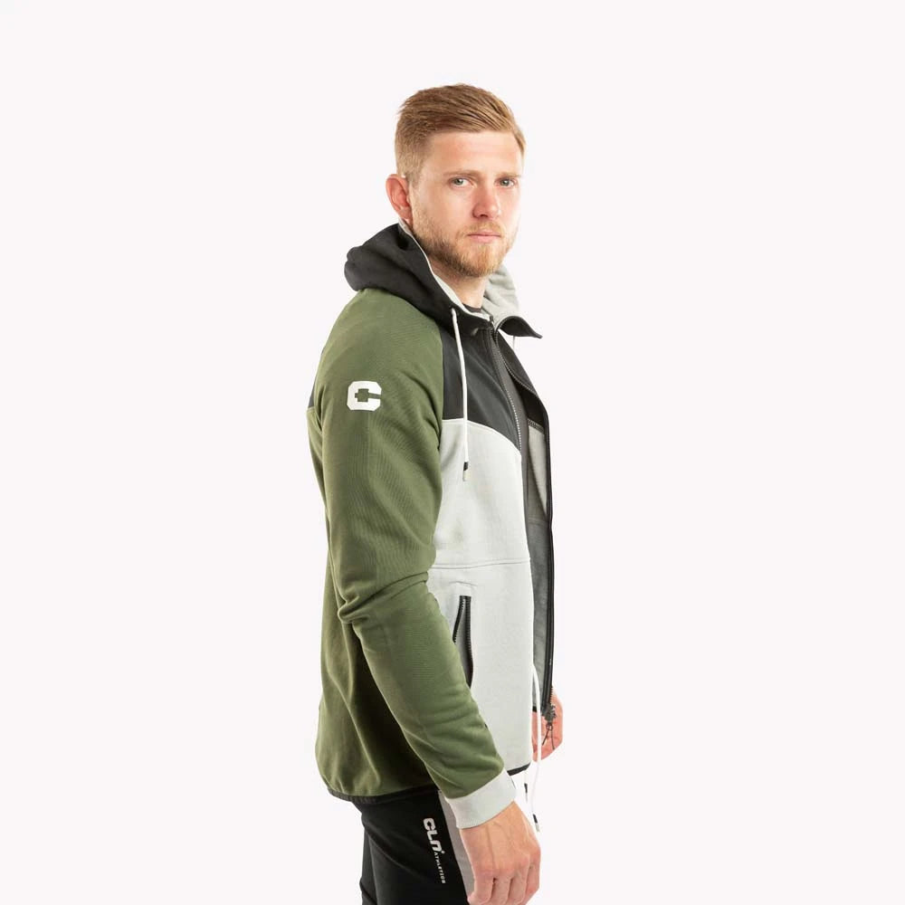Mies sivuprofiilissa päällään vihreä-harmaa-musta CLN Redirect Hood Forest Green -vetoketjuhuppari valkoisella hihalogolla.