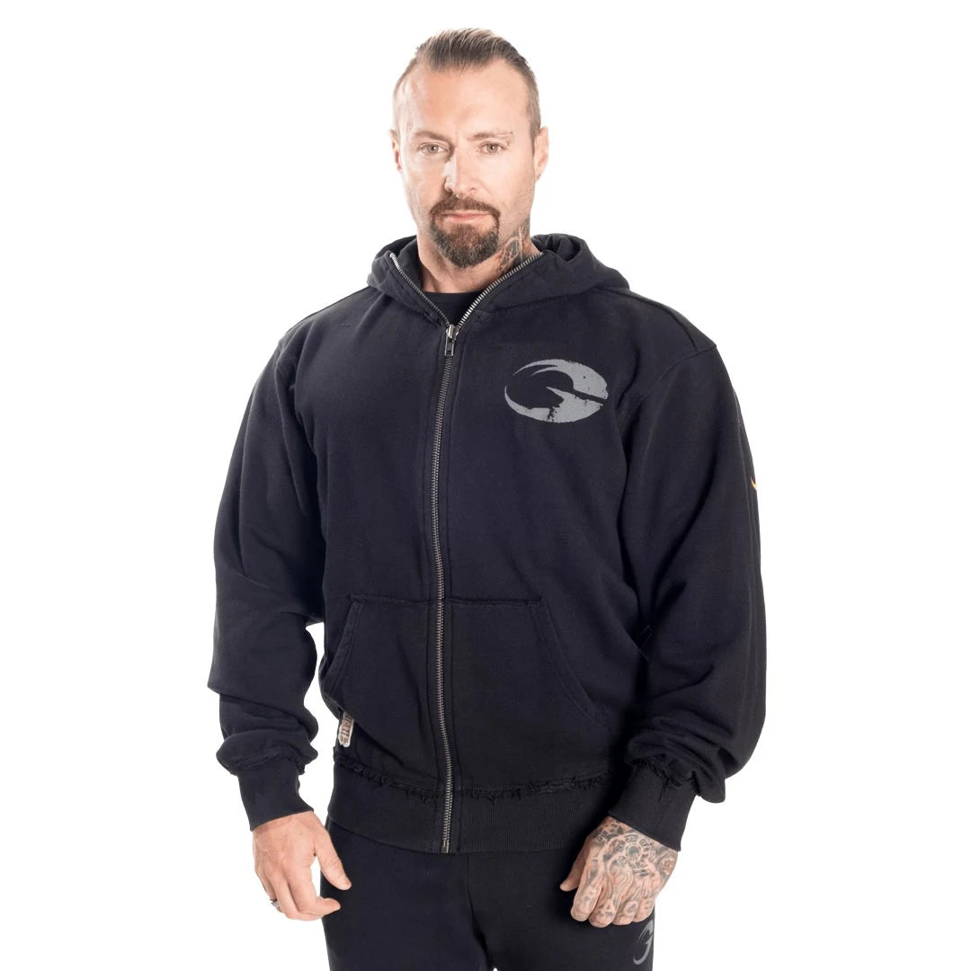 GASP Original Hoodie Black - musta vetoketjullinen puuvillahuppari harmaalla rintalogolla ja raakareunoilla mallin päällä.