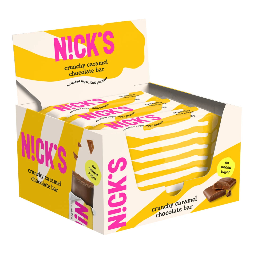 21 x Nicks Crunchy Caramel 28 g kelta-valkoisessa laatikossa, joka on täytetty suklaapatukoilla., kuva 1/1