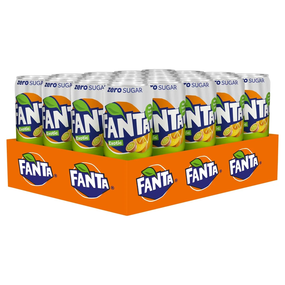 20 x Fanta Exotic Zero 330 ml oranssilla lavalla, jossa on hopeanvärisiä tölkkejä täynnä sokeritonta trooppista virvoitusjuomaa., kuva 1/1