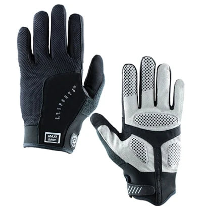 Mustat ja harmaat C.P. Sports Maxi Grip Glove -treenihanskat, joissa on kuvioitu pitopinta ja hengittävä päällyspuoli.