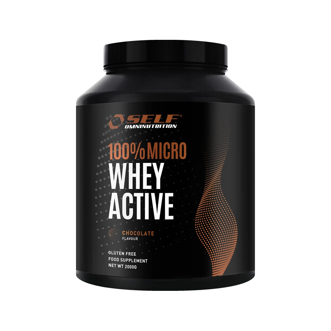 Self Omninutrition 100% Micro Whey Active 2 kg -proteiinijauhe mustassa purkissa, jossa kuparinvärisiä yksityiskohtia, makuna Chocolate., kuva 1/1