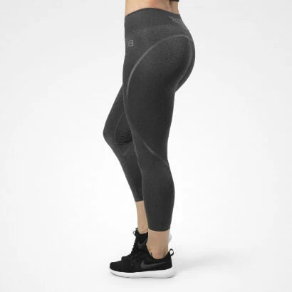 Better Bodies Astoria Tights Graphite Melange, mörkgrå träningstights i 7/8-längd med markerad S-kurva.