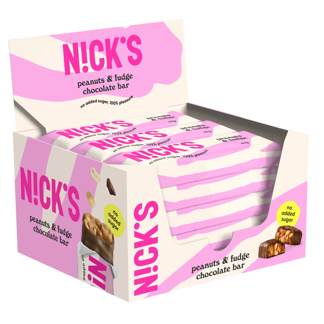 15 x Nicks Peanuts &amp; fudge 40 g suklaapatukoita vaaleanpunaisessa ja valkoisessa esittelylaatikossa., kuva 1/1