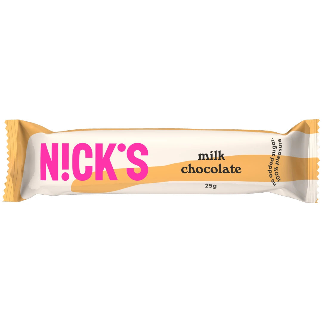 Nicks Milk Chocolate 25 g -suklaapatukka valkoisessa pakkauksessa, jossa on beigejä yksityiskohtia ja pinkki logo., kuva 1/1