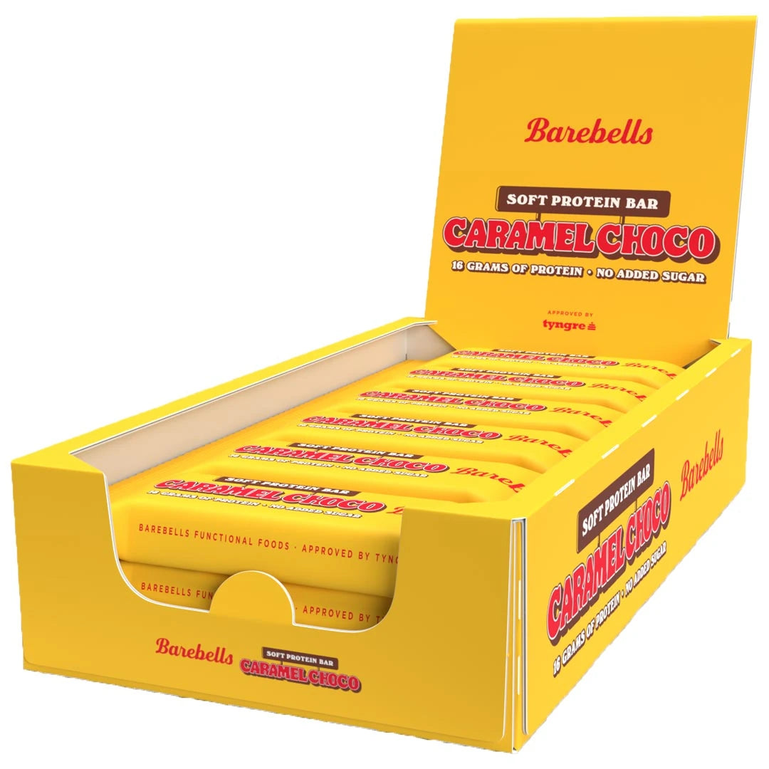 12 x Barebells Protein Bar 55 g Caramel Choco avoimessa keltaisessa esittelylaatikossa punaisilla yksityiskohdilla., kuva 1/1
