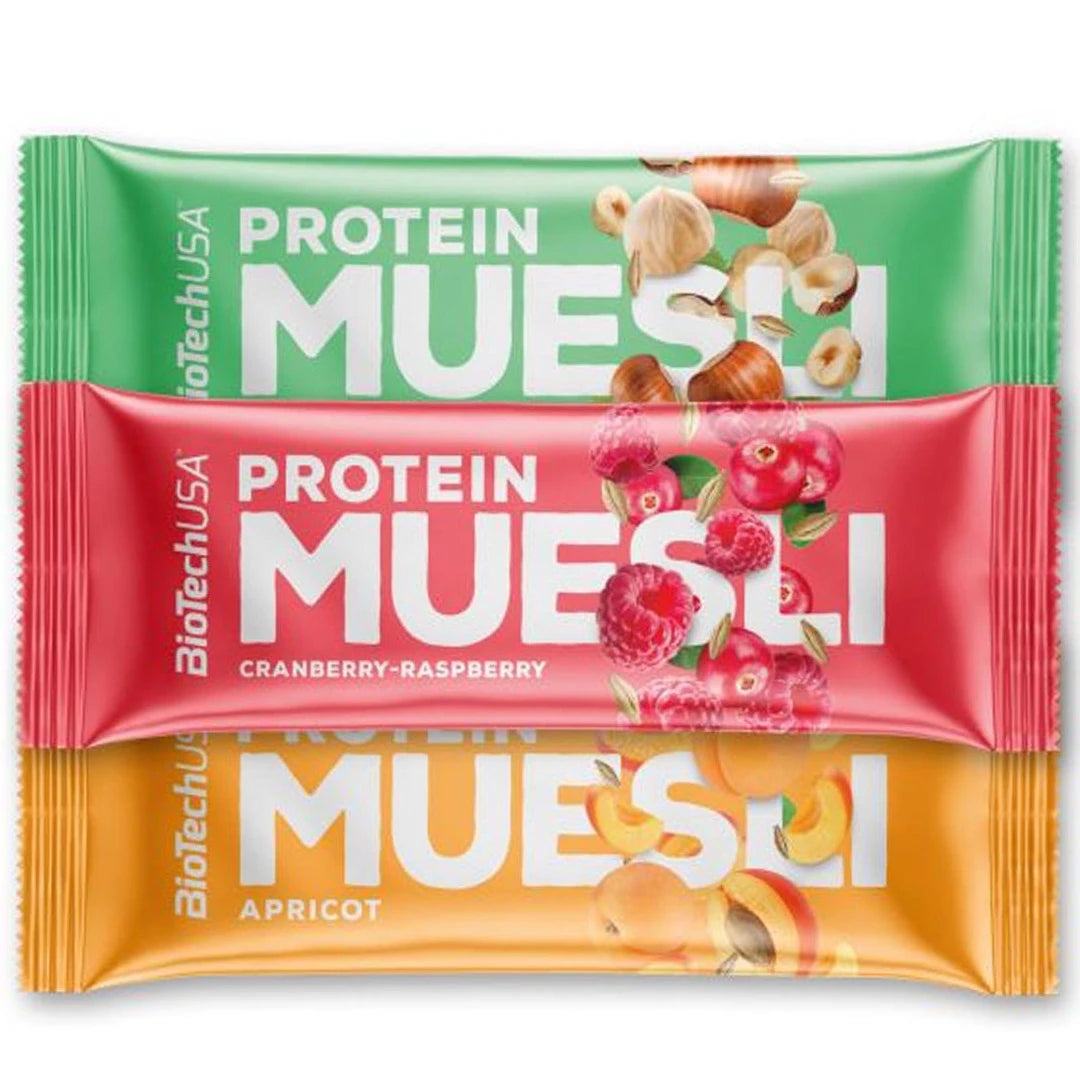 Kolme värikästä BioTechUSA Protein Muesli Bar 30 g -patukkaa päällekkäin: hasselpähkinä, karpalo-vadelma ja aprikoosi., kuva 1/1